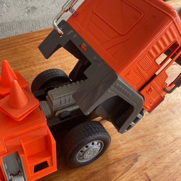 Large Crane Truck - Picture 13 of 15